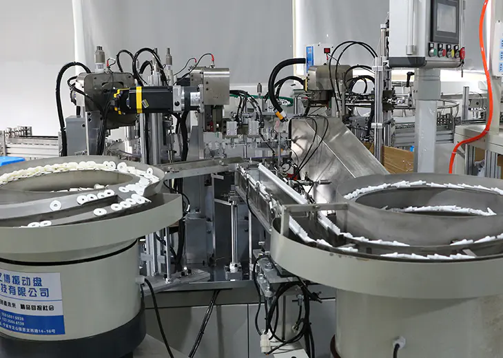 How does the mist spray automatic assembly machine handle issues such as clogs or blockages in the spray nozzles?